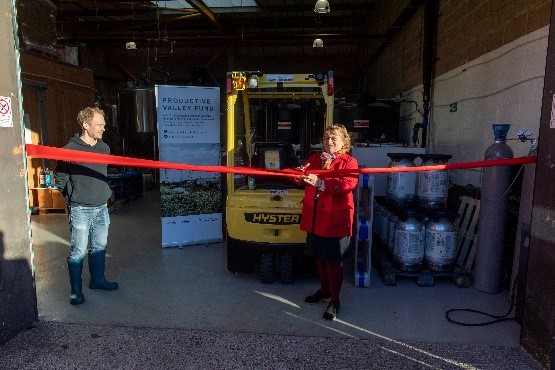 Cllr Gordon cutting the ribbon at Gravity Well Brewery